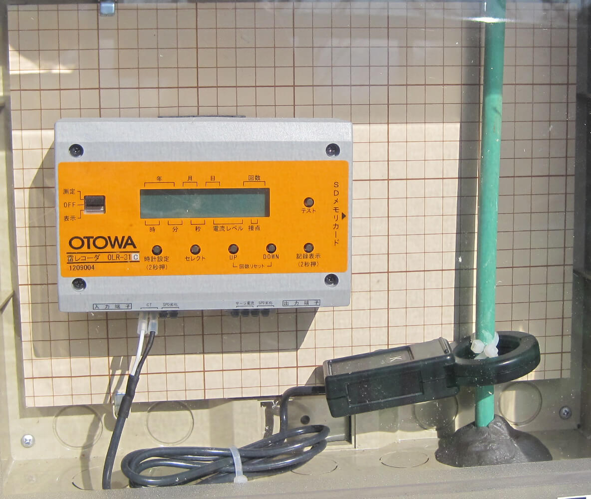 Records and displays the level of surge current entering the earth wire etc. and its detection time. As the data is recorded in text format, it can be displayed on a PC without the need for special software. Outputs a contact at the time of surge current detection and SPD degradation detection (a contact for 1 second)