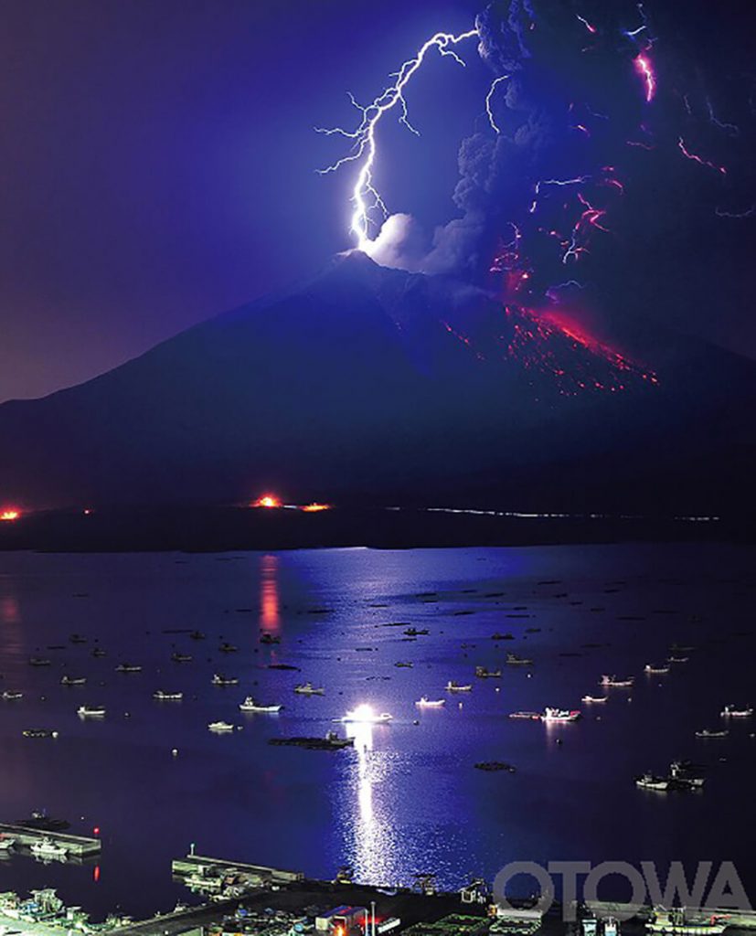 The 11th 雷写真コンテスト受賞作品 Grand Prize -Sakurajima falls victim to direct hit from volcanic thunder-