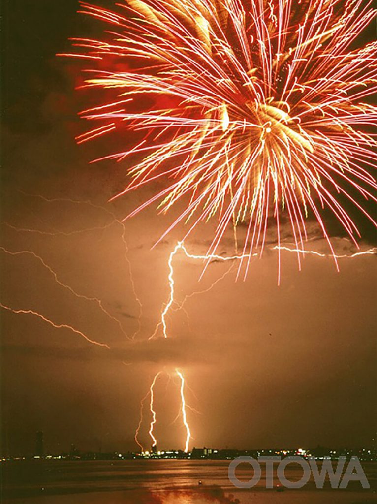 The 3th 雷写真コンテスト受賞作品 Silver Prize -Competition by both lightning and fireworks-