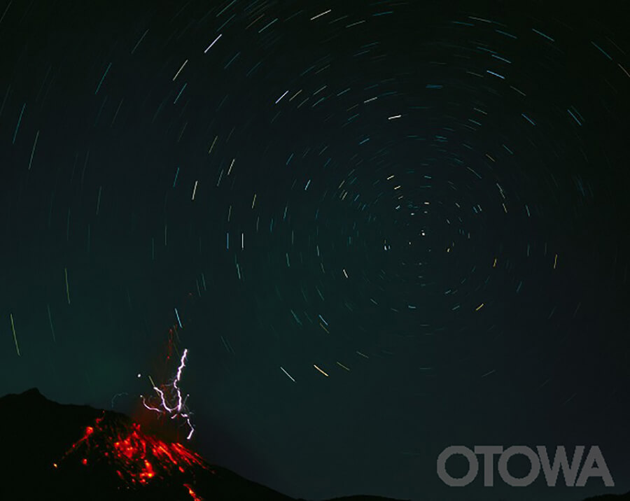 The 7th 雷写真コンテスト受賞作品 Silver Prize -VOLCANIC THUNDER AND EXPLOSION OF SHOWA CRATER-