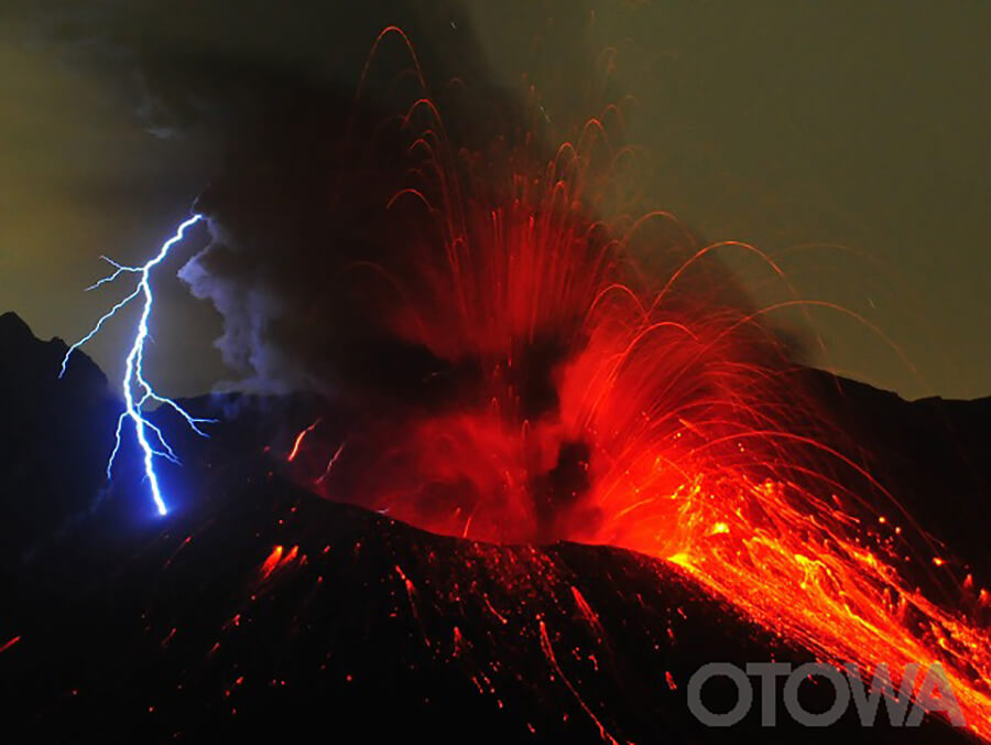 The 10th 雷写真コンテスト受賞作品 Bronze Prize -Sakurajima continues to burn-