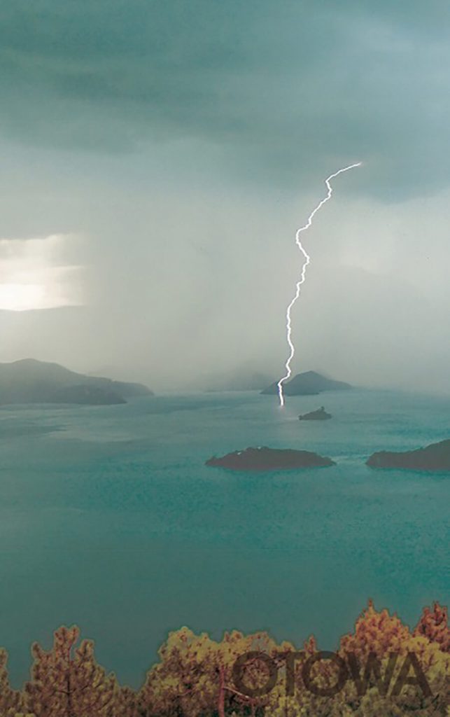 The 14th 雷写真コンテスト受賞作品 Silver Prize -Thunderstorm on Lugu Lake-