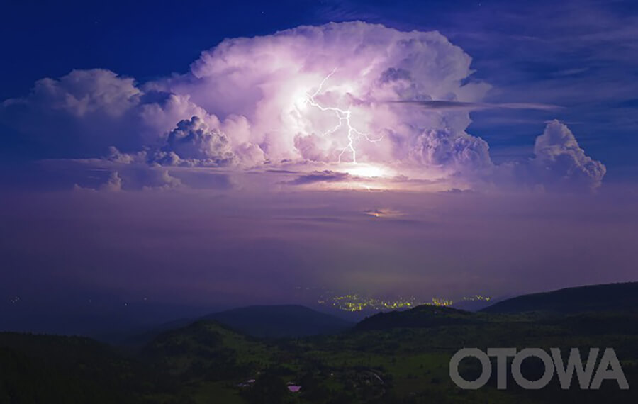 The 9th 雷写真コンテスト受賞作品 Bronze Prize -The lightning above the clouds-