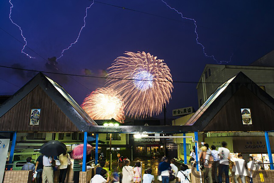The 12th 雷写真コンテスト受賞作品 Bronze Prize -Unexpected rain bring spectacular lightning show-