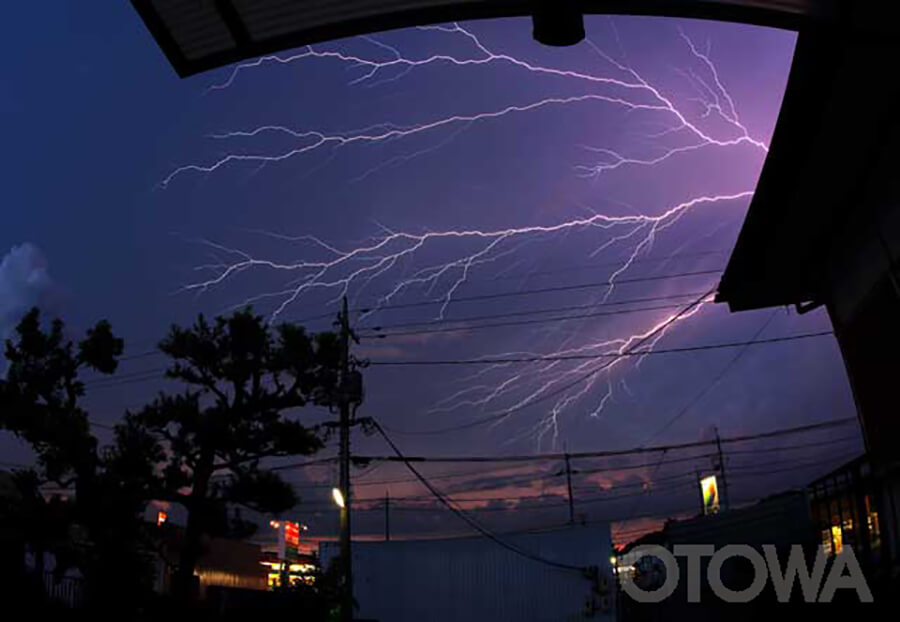 The 14th 雷写真コンテスト受賞作品 Fine Work -Lightning on the edge of the roof-