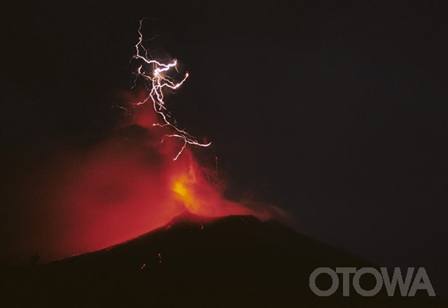 The 5th 雷写真コンテスト受賞作品 Academic Work Prize -ERUPTION AND VOLCANIC THUNDER (SAKURAJIMA)-