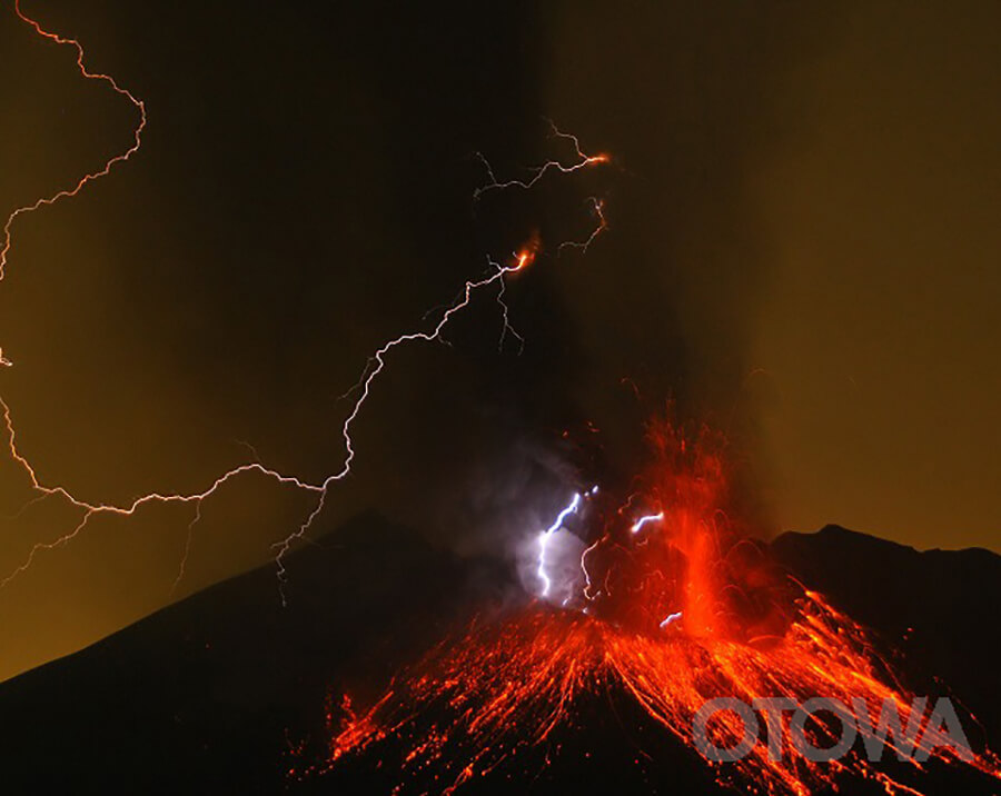 The 9th 雷写真コンテスト受賞作品 Fine Work -Volcanic lightning, flying through the air-