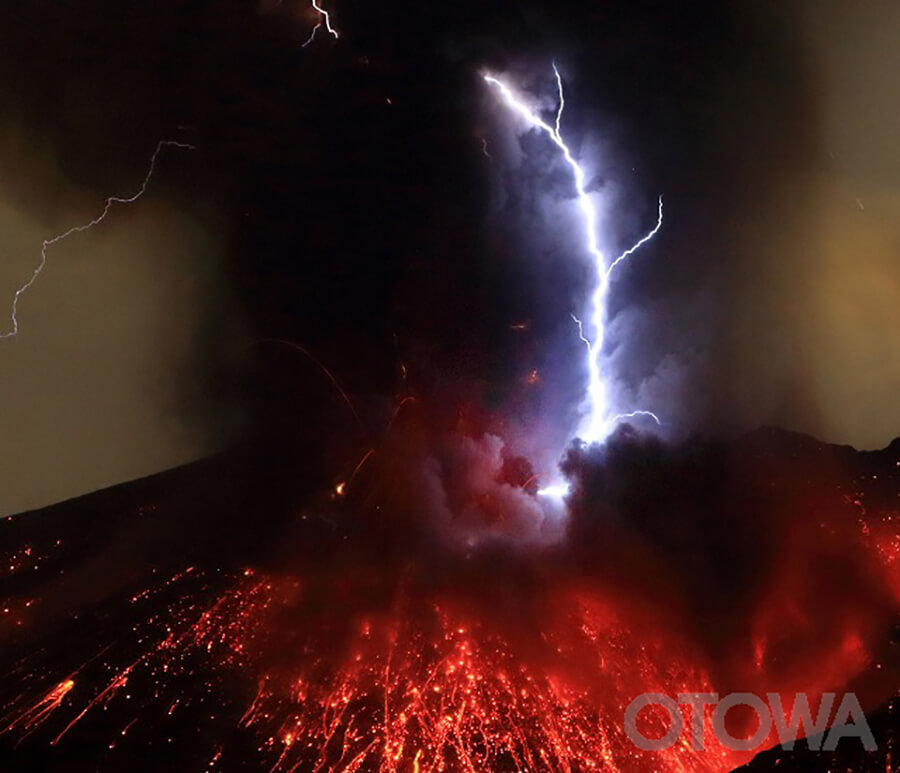 The 14th 雷写真コンテスト受賞作品 Fine Work -Lightning runs through the night sky-