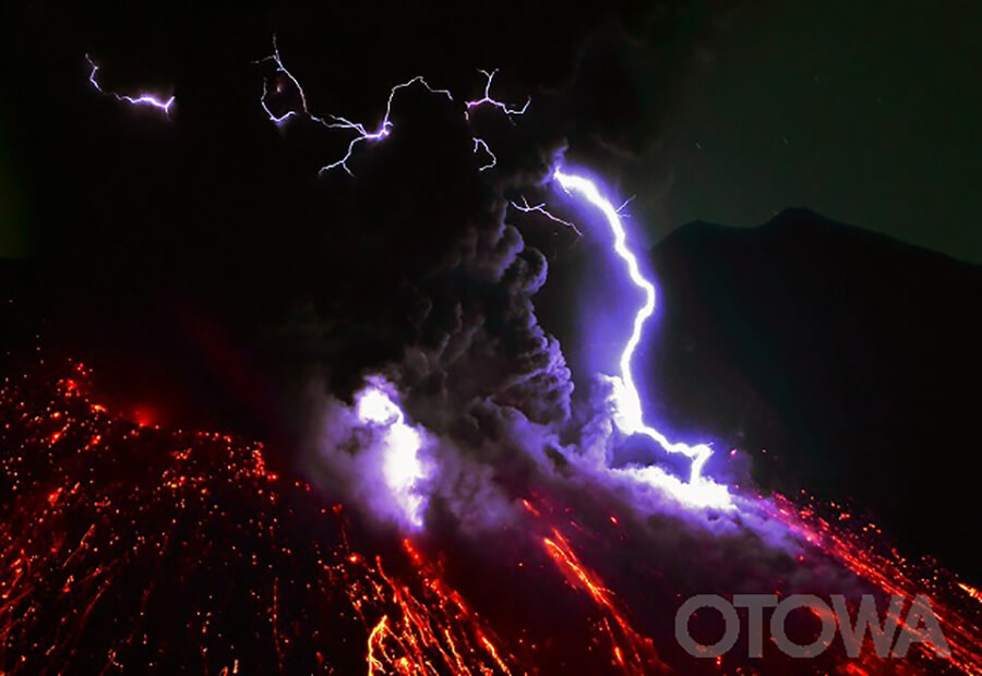 The 12th 雷写真コンテスト受賞作品 Fine Work -The roaring mouth of Sakurajima-