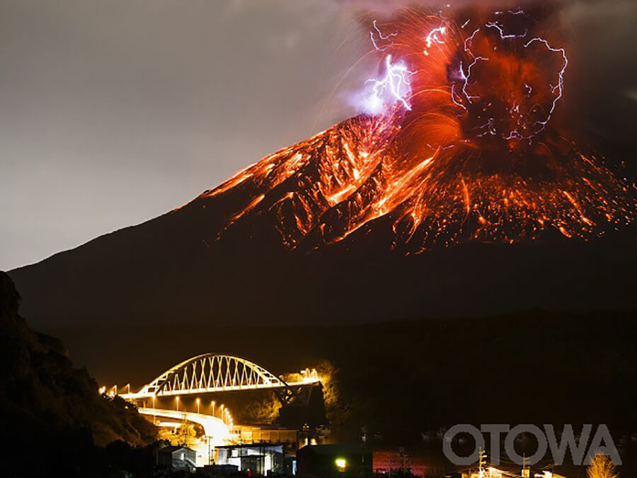 The 14th 雷写真コンテスト受賞作品 Fine Work -The active volcano creates lightning-