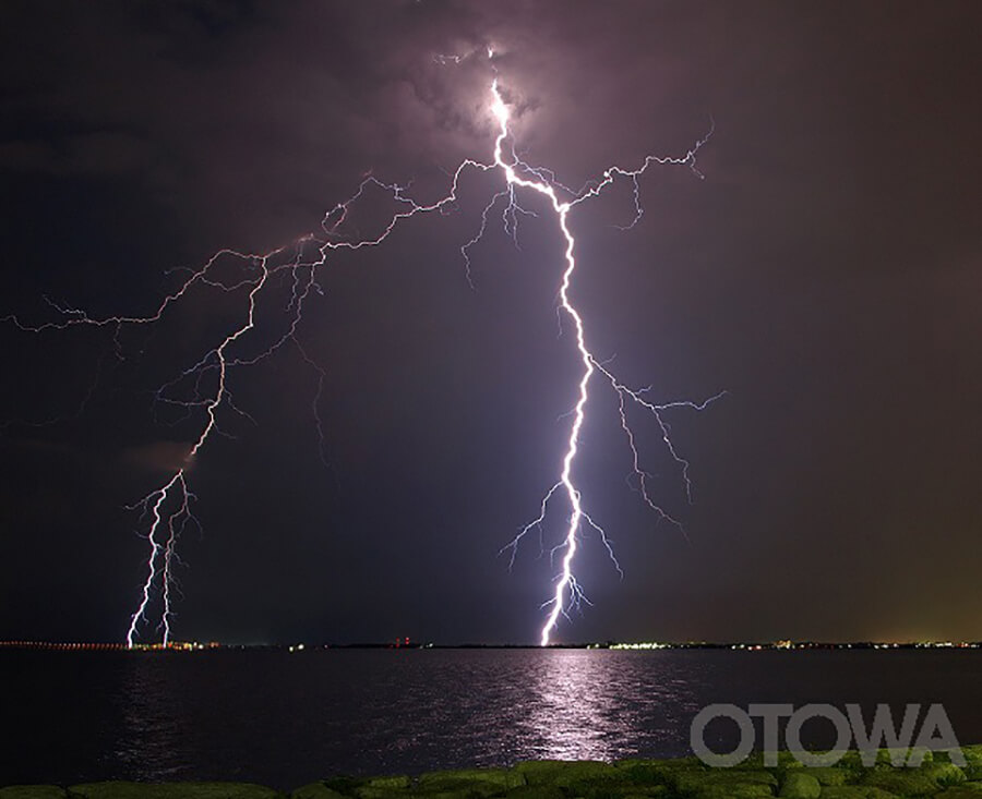 The 6th 雷写真コンテスト受賞作品 Fine Work -GOD OF THUNDER AT BIWAKO-