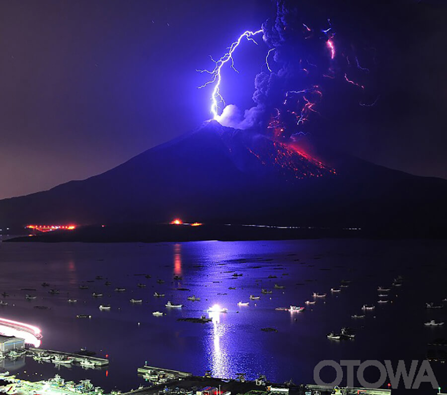 The 11th 雷写真コンテスト受賞作品 Excellent Work -Volcanic thunder before daybreak-