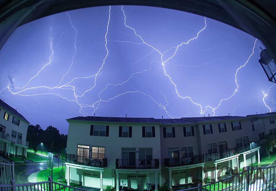 The 13th 雷写真コンテスト受賞作品 Fine Work -Lightning strike dances on the rooftops-