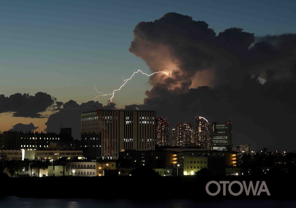 The 23rd 雷写真コンテスト受賞作品 Bronze Prize -Lightning running in the twilight-