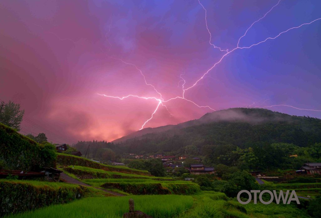 The 23rd 雷写真コンテスト受賞作品 Fine Work -The evening shower is bright and strong.-