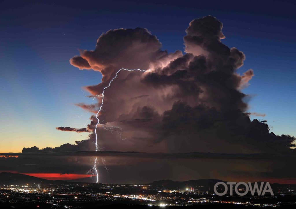 The 23rd 雷写真コンテスト受賞作品 Academic Work Prize -Giant thunder at dusk-